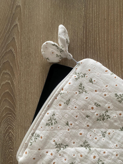 White Daisy Kindle Sleeve: Quilted Floral E-Reader Cover with Zipper Pouch