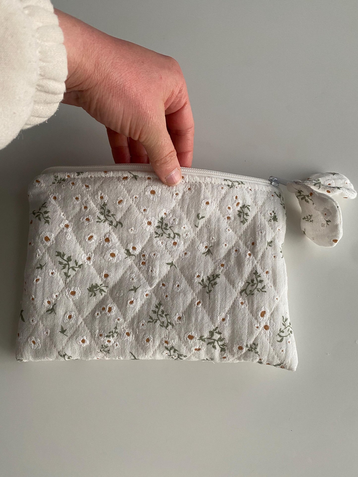 White Daisy Kindle Sleeve: Quilted Floral E-Reader Cover with Zipper Pouch