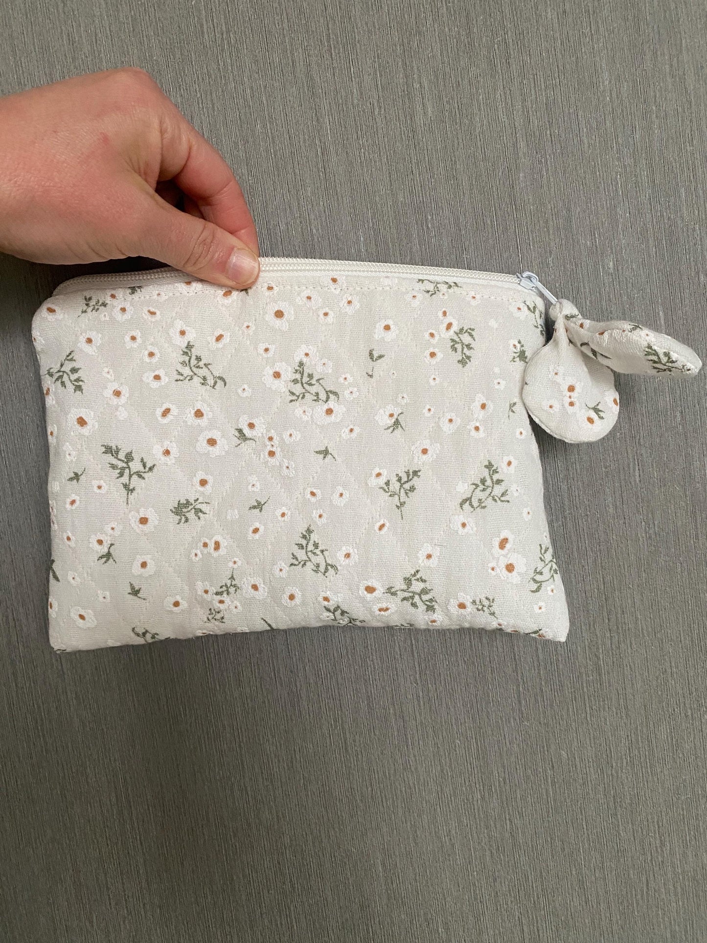 White Daisy Kindle Sleeve: Quilted Floral E-Reader Cover with Zipper Pouch