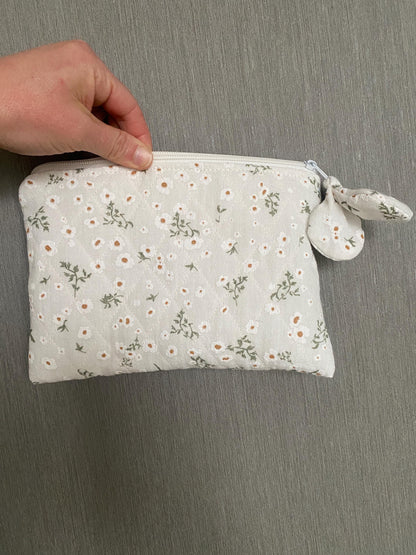 White Daisy Kindle Sleeve: Quilted Floral E-Reader Cover with Zipper Pouch