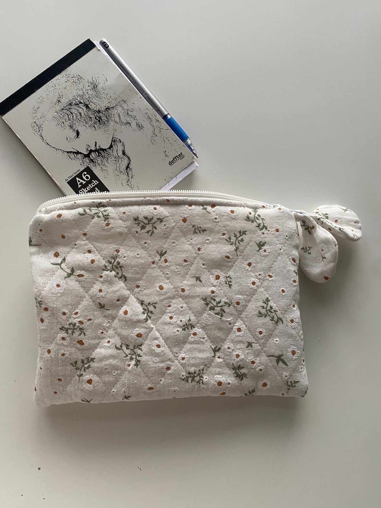 White Daisy Kindle Sleeve: Quilted Floral E-Reader Cover with Zipper Pouch