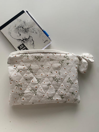 White Daisy Kindle Sleeve: Quilted Floral E-Reader Cover with Zipper Pouch
