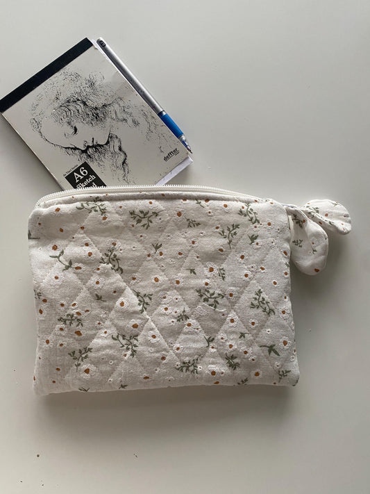White Daisy Kindle Sleeve: Quilted Floral E-Reader Cover with Zipper Pouch